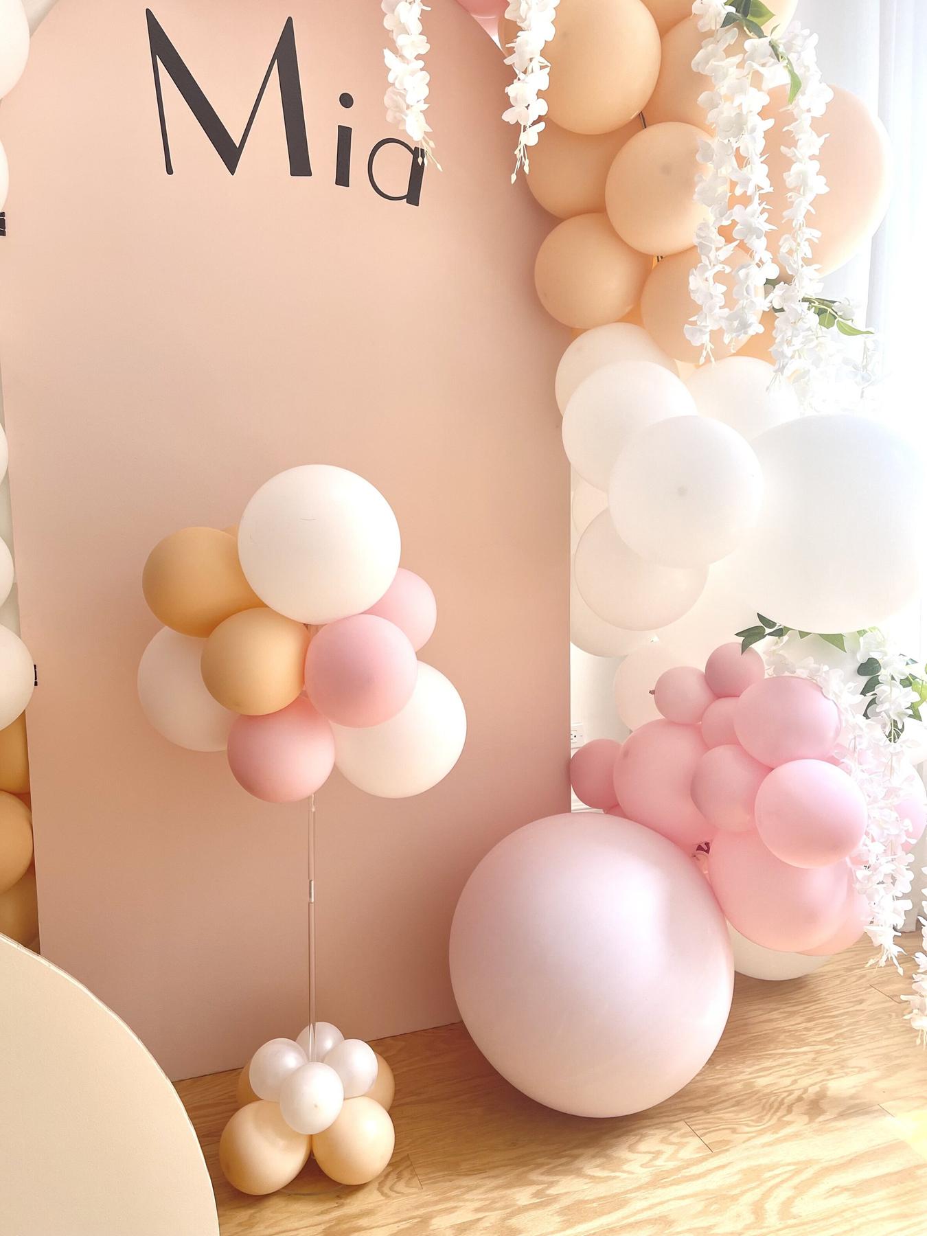 Mia balloon display